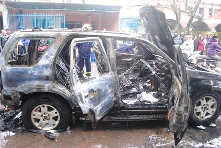 Two people suffer severe burns when the car abruptly catch fire on Nguyen Trai Street in Dong Ha City of Quang Tri Province on December 31 (Photo: Dan Tri)
